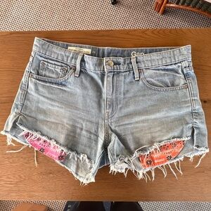 GAP Original Best Girlfriend Denim Shorts Distressed Hem & Bandana Pockets SZ 28